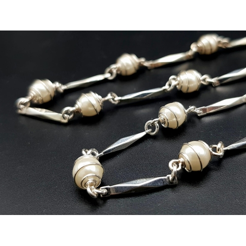 252 - A truly elegant, silver and 14 K white gold plated, Mallorca pearl necklace, bracelet and earrings s... 