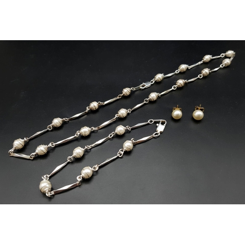252 - A truly elegant, silver and 14 K white gold plated, Mallorca pearl necklace, bracelet and earrings s... 