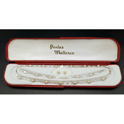 252 - A truly elegant, silver and 14 K white gold plated, Mallorca pearl necklace, bracelet and earrings s... 