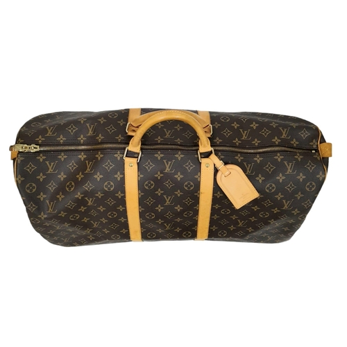 130 - A Louis Vuitton Monogram Keepall 60 Travel Bag. Leather exterior with gold-toned hardware, two rolle... 