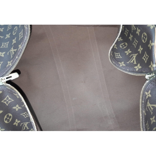 130 - A Louis Vuitton Monogram Keepall 60 Travel Bag. Leather exterior with gold-toned hardware, two rolle... 