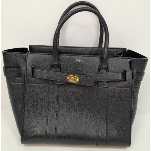 206 - A Mulberry Bayswater Leather Handbag. Textured black leather exterior with gold tone hardware. Remov... 