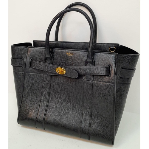 206 - A Mulberry Bayswater Leather Handbag. Textured black leather exterior with gold tone hardware. Remov... 