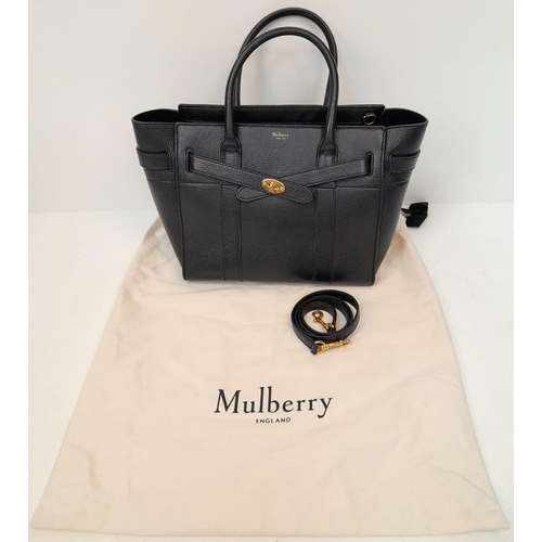 206 - A Mulberry Bayswater Leather Handbag. Textured black leather exterior with gold tone hardware. Remov... 