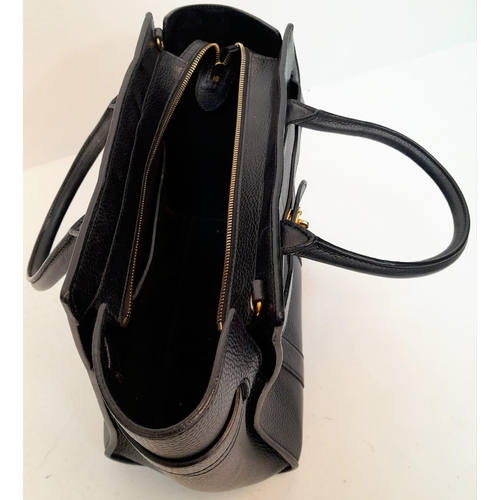 206 - A Mulberry Bayswater Leather Handbag. Textured black leather exterior with gold tone hardware. Remov... 