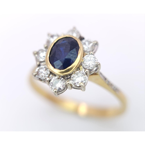 138 - AN 18K YELLOW GOLD DIAMOND & SAPPHIRE CLUSTER RING. 0.60CTW ROUND BRIILIANT CUT DIMAONDS & 0.80CT OV... 