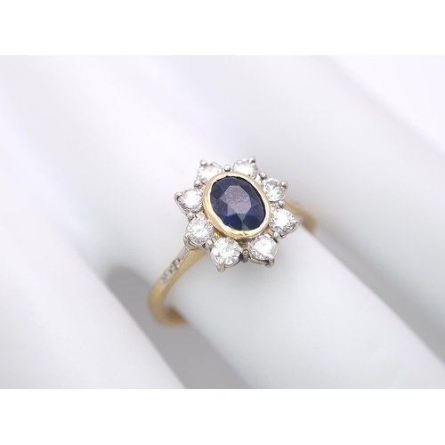 138 - AN 18K YELLOW GOLD DIAMOND & SAPPHIRE CLUSTER RING. 0.60CTW ROUND BRIILIANT CUT DIMAONDS & 0.80CT OV... 