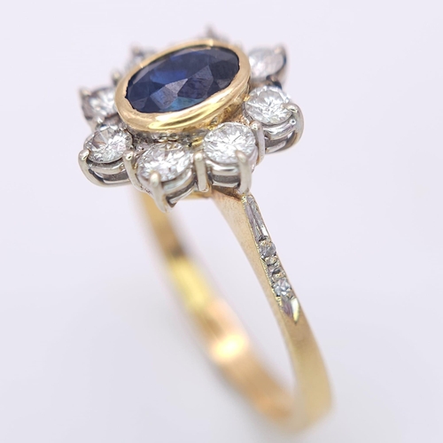 138 - AN 18K YELLOW GOLD DIAMOND & SAPPHIRE CLUSTER RING. 0.60CTW ROUND BRIILIANT CUT DIMAONDS & 0.80CT OV... 