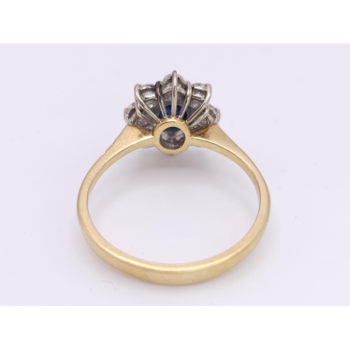 138 - AN 18K YELLOW GOLD DIAMOND & SAPPHIRE CLUSTER RING. 0.60CTW ROUND BRIILIANT CUT DIMAONDS & 0.80CT OV... 