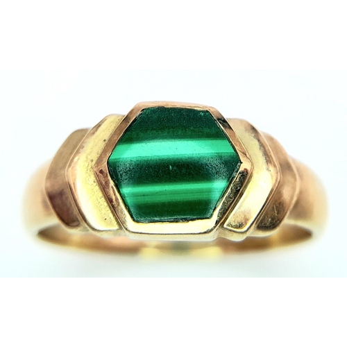 270 - A 9K YELLOW GOLD MALACHITE SET RING. 3.5G. SIZE S.