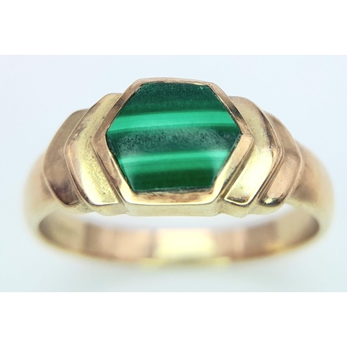 270 - A 9K YELLOW GOLD MALACHITE SET RING. 3.5G. SIZE S.