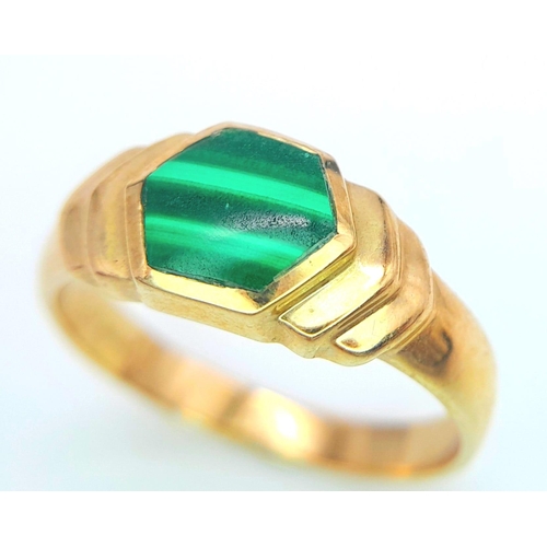 270 - A 9K YELLOW GOLD MALACHITE SET RING. 3.5G. SIZE S.