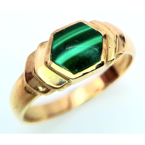 270 - A 9K YELLOW GOLD MALACHITE SET RING. 3.5G. SIZE S.