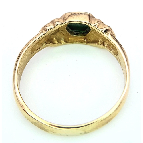 270 - A 9K YELLOW GOLD MALACHITE SET RING. 3.5G. SIZE S.