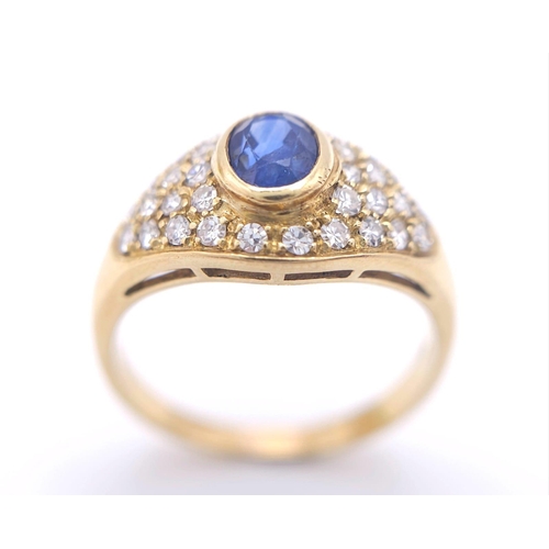 110 - AN 18K YELLOW GOLD FANCY DIAMOND & SAPPHIRE RING. 0.75CTW OF 8 CUT DIAMONDS AND A 0.75CT OVAL SAPPHI... 