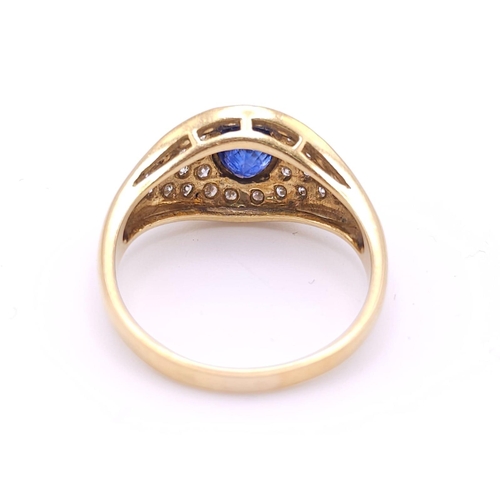 110 - AN 18K YELLOW GOLD FANCY DIAMOND & SAPPHIRE RING. 0.75CTW OF 8 CUT DIAMONDS AND A 0.75CT OVAL SAPPHI... 