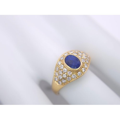 110 - AN 18K YELLOW GOLD FANCY DIAMOND & SAPPHIRE RING. 0.75CTW OF 8 CUT DIAMONDS AND A 0.75CT OVAL SAPPHI... 