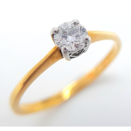 165 - AN 18K YELLOW GOLD DIAMOND SOLITAIRE RING. ROUND BRILLIANT CUT 0.30CT DIAMOND IN A 4 CLAW SETTING. 1... 