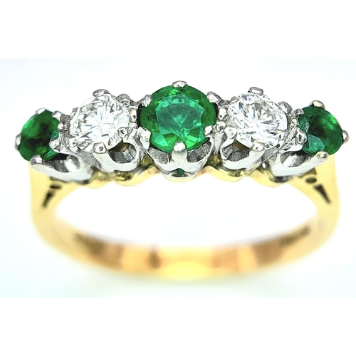 193 - AN 18K YELLOW GOLD DIAMOND & EMERALD RING. 0.20CTW DIAMONDS. 3.3G. SIZE N.