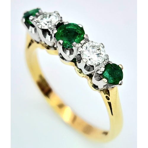 193 - AN 18K YELLOW GOLD DIAMOND & EMERALD RING. 0.20CTW DIAMONDS. 3.3G. SIZE N.