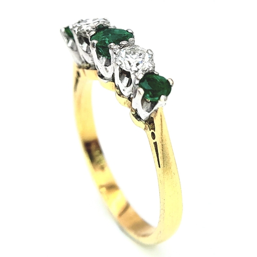 193 - AN 18K YELLOW GOLD DIAMOND & EMERALD RING. 0.20CTW DIAMONDS. 3.3G. SIZE N.