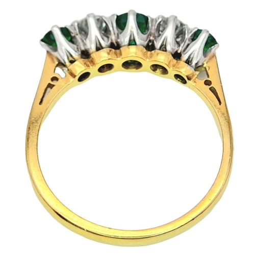 193 - AN 18K YELLOW GOLD DIAMOND & EMERALD RING. 0.20CTW DIAMONDS. 3.3G. SIZE N.