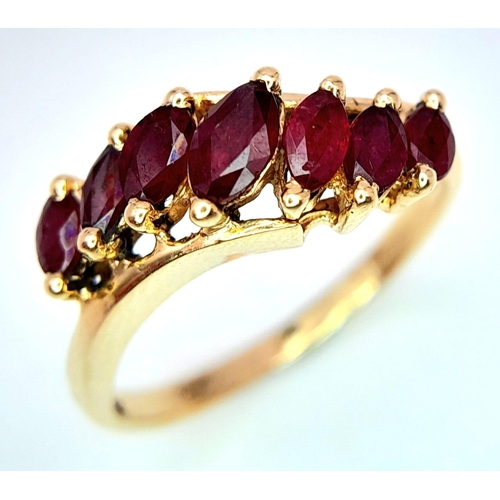 246 - A 14K YELLOW GOLD GARNET SET RING. 2.6G. SIZE K.