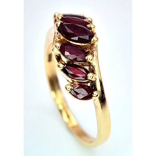 246 - A 14K YELLOW GOLD GARNET SET RING. 2.6G. SIZE K.