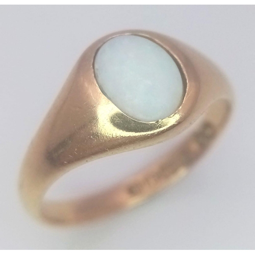 261 - AN 18K YELLOW GOLD ANTIQUE OPAL SET RING. 4.4G. SIZE O. HALLMARKED BIRMINGHAM 1905.