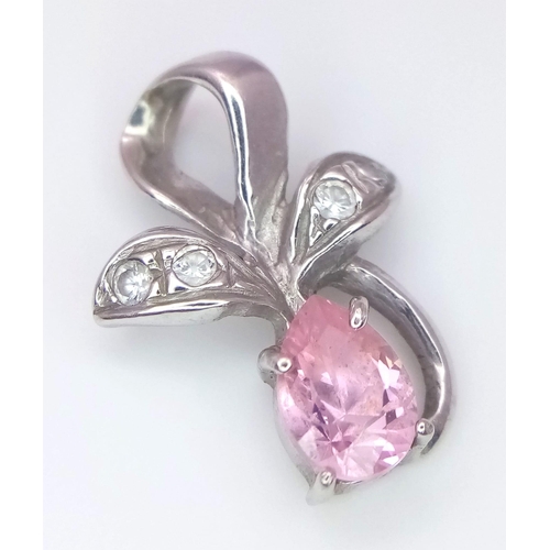 281 - AN 18K WHITE GOLD DIAMOND & PINK TOPAZ PENDANT. 2.2G. 2CM.