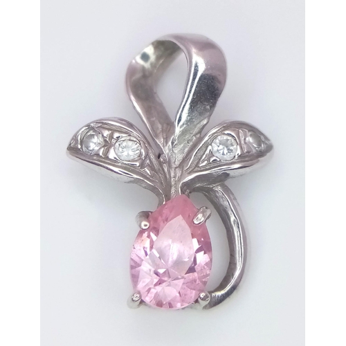 281 - AN 18K WHITE GOLD DIAMOND & PINK TOPAZ PENDANT. 2.2G. 2CM.