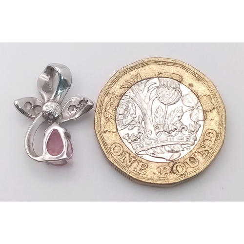 281 - AN 18K WHITE GOLD DIAMOND & PINK TOPAZ PENDANT. 2.2G. 2CM.