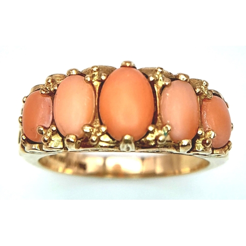 313 - A 9K YELLOW GOLD CORAL 5 STONE RING. 4G. SIZE O.