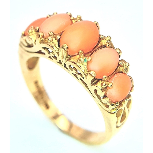 313 - A 9K YELLOW GOLD CORAL 5 STONE RING. 4G. SIZE O.