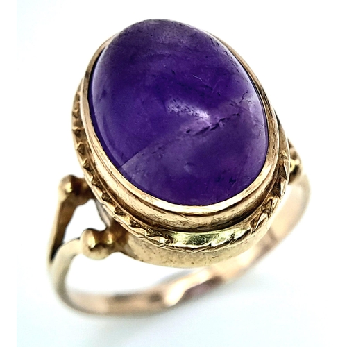 320 - A 9K YELLOW GOLD VINTAGE CABACHON AMETHYST RING. 4.2G. SIZE N.