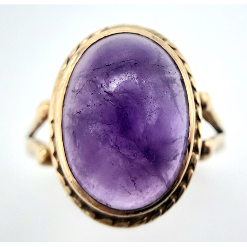 320 - A 9K YELLOW GOLD VINTAGE CABACHON AMETHYST RING. 4.2G. SIZE N.