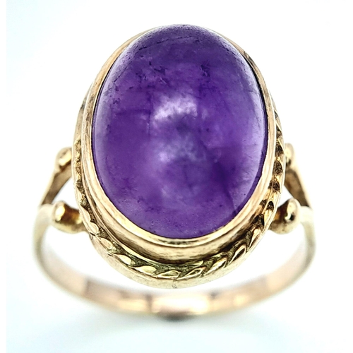 320 - A 9K YELLOW GOLD VINTAGE CABACHON AMETHYST RING. 4.2G. SIZE N.