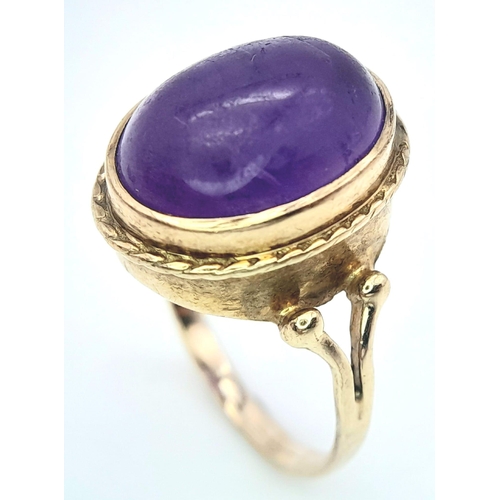 320 - A 9K YELLOW GOLD VINTAGE CABACHON AMETHYST RING. 4.2G. SIZE N.