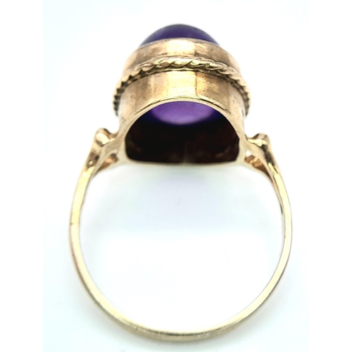 320 - A 9K YELLOW GOLD VINTAGE CABACHON AMETHYST RING. 4.2G. SIZE N.