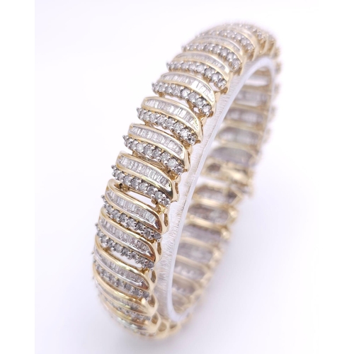 5 - A BEAUTIFUL  HEAD-TURNING 14K YELLOW GOLD DIAMOND TENNIS BRACELET WITH A MIXTURE OF ROUND AND BAGUET... 