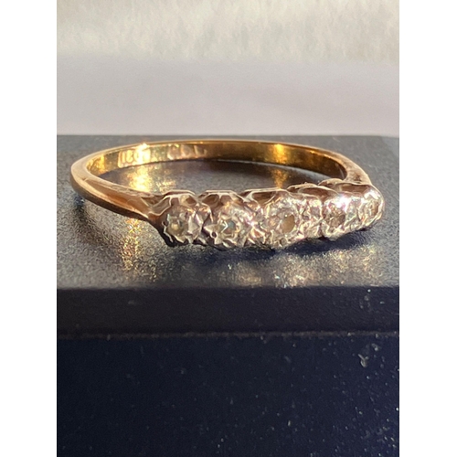 322 - Vintage 18 carat GOLD RING Having 5 x PLATINUM illusion set DIAMONDS mounted to top. 2.7 grams. Size... 