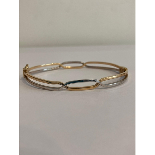 84 - 9 carat WHITE and YELLOW GOLD DESIGNER BANGLE. Full UK hallmark. 6 grams.