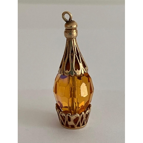 140 - 9 carat GOLD CHIANTI BOTTLE CHARM. Fully hallmarked. 5.5 grams. Approx 3.4 cm.