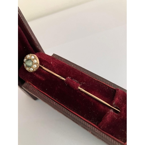 147 - Antique GOLD TIE PIN Set with AGATE and PEARLS. Complete with original case. 2.5 grams.