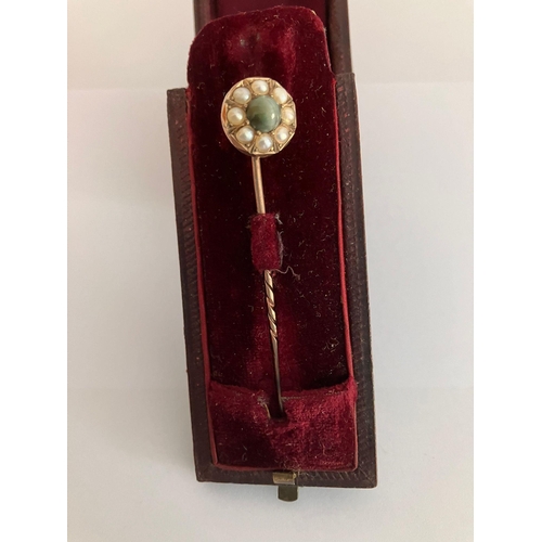 147 - Antique GOLD TIE PIN Set with AGATE and PEARLS. Complete with original case. 2.5 grams.