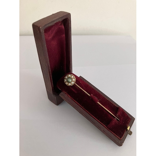 147 - Antique GOLD TIE PIN Set with AGATE and PEARLS. Complete with original case. 2.5 grams.