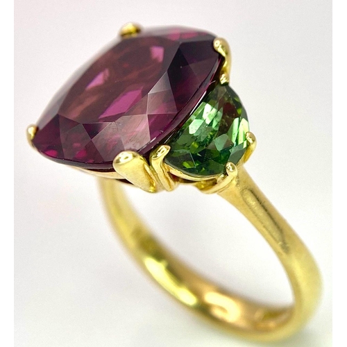 228 - An 18K Yellow Gold, Alexandrite and Peridot Ring. A rich 5ct central alexandrite with peridot accent... 