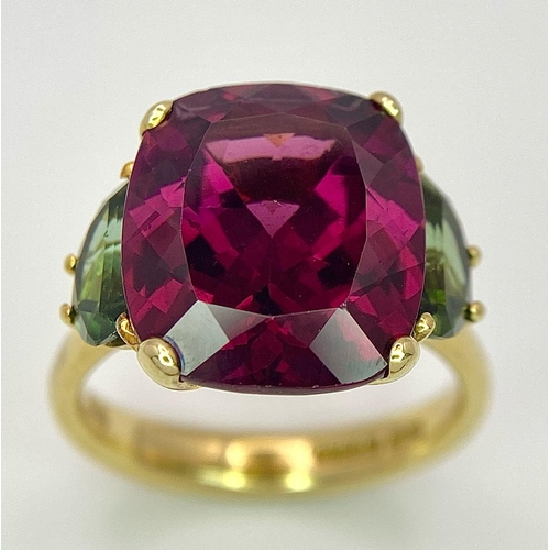 228 - An 18K Yellow Gold, Alexandrite and Peridot Ring. A rich 5ct central alexandrite with peridot accent... 