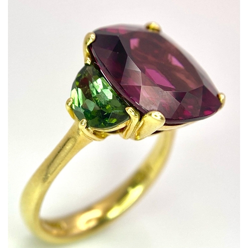 228 - An 18K Yellow Gold, Alexandrite and Peridot Ring. A rich 5ct central alexandrite with peridot accent... 