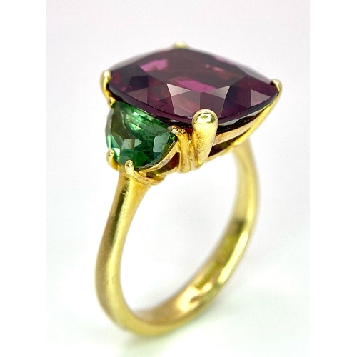 228 - An 18K Yellow Gold, Alexandrite and Peridot Ring. A rich 5ct central alexandrite with peridot accent... 